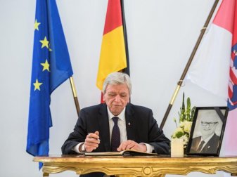 Volker Bouffier hat Zweifel an den Corona-Auflagen der Deutschen Fußball Liga geäußert. Foto: Andreas Arnold/dpa