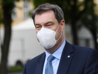 Bayerns Ministerpräsident Markus Söder (CSU) ist bei der Frage nach einem Ende der Bundesliga-Saison unter dem bestehenden Corona-Konzept «verhalten optimistisch». Foto: Tobias Hase/dpa Bayerns Ministerpräsident Markus Söder (CSU) ist bei der Frage nach einem Ende der Bundesliga-Saison unter dem bestehenden Corona-Konzept «verhalten optimistisch». Foto: Tobias Hase/dpa