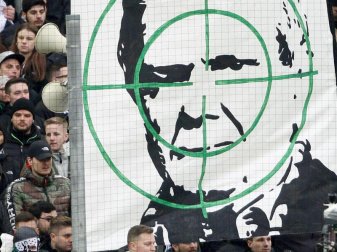 Die juristische Aufarbeitung der Schmähungen gegen Dietmar Hopp könnte in der Corona-Krise eine ungeahnte Wendung erfahren. Foto: Roland Weihrauch/dpa Die juristische Aufarbeitung der Schmähungen gegen Dietmar Hopp könnte in der Corona-Krise eine ungeahnte Wendung erfahren. Foto: Roland Weihrauch/dpa