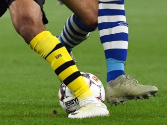 Der Ball rollt wieder in der Bundesliga: Auch im Derby zwischen dem BVB und Schalke. Foto: Ina Fassbender/dpa Der Ball rollt wieder in der Bundesliga: Auch im Derby zwischen dem BVB und Schalke. Foto: Ina Fassbender/dpa