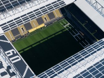 Das Revierderby zwischen Borussia Dortmund und dem FC Schalke 04 wird ohne Zuschauer im Signal Iduna Park stattfinden. Foto: Bernd Thissen/dpa Das Revierderby zwischen Borussia Dortmund und dem FC Schalke 04 wird ohne Zuschauer im Signal Iduna Park stattfinden. Foto: Bernd Thissen/dpa