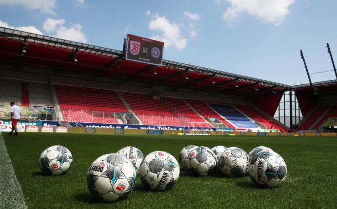 Leere Ränge im Stadion des SSV Jahn Regensburg. Foto: Alexander Hassenstein/Getty/POOL/dpa