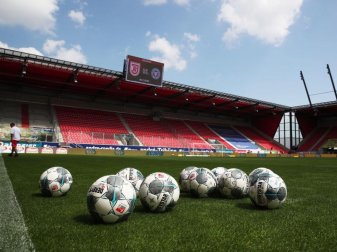 Leere Ränge im Stadion des SSV Jahn Regensburg. Foto: Alexander Hassenstein/Getty/POOL/dpa Leere Ränge im Stadion des SSV Jahn Regensburg. Foto: Alexander Hassenstein/Getty/POOL/dpa