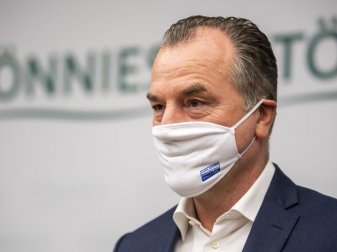 Schalke-Boss Clemens Tönnies plädiert dafür, dass es auch bei einem möglichen Abbruch der Bundesliga Absteiger geben soll. Foto: David Inderlied/dpa