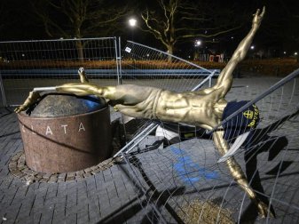 Die Statue des schwedischen Stürmerstars Zlatan Ibrahimovic wurde schon oft demoliert. Foto: Johan Nilsson/TT News Agency/AP/dpa