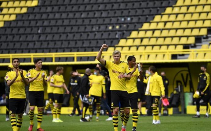 Der BVB um Torjäger Erling Haaland (M.) feierten einen Derbysieg vor leeren Rängen. Foto: Martin Meissner/AP-Pool/dpa