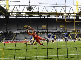 Schalke-Keeper Torwart Markus Schubert machte gegen den BVB kein gutes Spiel. Foto: Martin Meissner/AP-Pool/dpa Schalke-Keeper Torwart Markus Schubert machte gegen den BVB kein gutes Spiel. Foto: Martin Meissner/AP-Pool/dpa