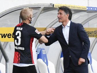 Premiere gelungen: Hertha-Coach Bruno Labbadia feiert mit Per Skjelbred den Sieg bei 1899 Hoffenheim. Foto: Thomas Kienzle/AFP/POOL/dpa Premiere gelungen: Hertha-Coach Bruno Labbadia feiert mit Per Skjelbred den Sieg bei 1899 Hoffenheim. Foto: Thomas Kienzle/AFP/POOL/dpa