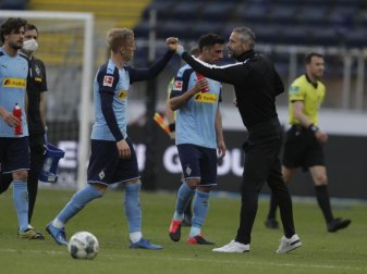 Gut gemacht: Die Gladbach-Profis feiern mit Coach Marco Rose (r) den zweiten Geisterspiel-Sieg. Foto: Michael Probst/AP-Pool/dpa Gut gemacht: Die Gladbach-Profis feiern mit Coach Marco Rose (r) den zweiten Geisterspiel-Sieg. Foto: Michael Probst/AP-Pool/dpa