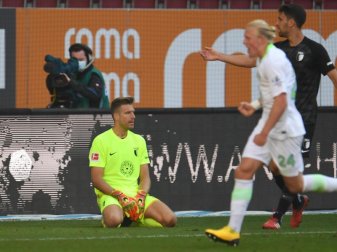 Am Boden: FCA-Keeper Andreas Luthe (l) musste mit Augsburg eine Heimpleite gegen Wolfsburg hinnehmen. Foto: Tobias Hase/dpa - Pool/dpa Am Boden: FCA-Keeper Andreas Luthe (l) musste mit Augsburg eine Heimpleite gegen Wolfsburg hinnehmen. Foto: Tobias Hase/dpa - Pool/dpa