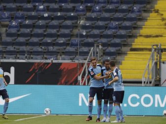 Alassane Plea (2.v.r) sorgte für frühen Gladbacher Jubel in Frankfurt. Foto: Michael Probst/AP-Pool/dpa Alassane Plea (2.v.r) sorgte für frühen Gladbacher Jubel in Frankfurt. Foto: Michael Probst/AP-Pool/dpa