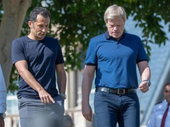 Verstehen sich: Bayern-Sportdirektor Hasan Salihamidzic (l), und Vorstandsmitglied Oliver Kahn. Foto: Peter Kneffel/dpa Verstehen sich: Bayern-Sportdirektor Hasan Salihamidzic (l), und Vorstandsmitglied Oliver Kahn. Foto: Peter Kneffel/dpa