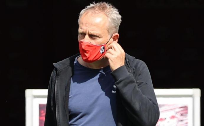 Mit Mundschutz vor Geisterkulissen: Freiburg-Coach Christian Streich. Foto: Jan Woitas/dpa-Zentralbild/dpa