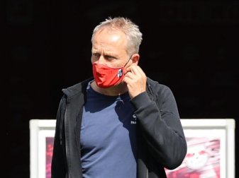 Mit Mundschutz vor Geisterkulissen: Freiburg-Coach Christian Streich. Foto: Jan Woitas/dpa-Zentralbild/dpa Mit Mundschutz vor Geisterkulissen: Freiburg-Coach Christian Streich. Foto: Jan Woitas/dpa-Zentralbild/dpa