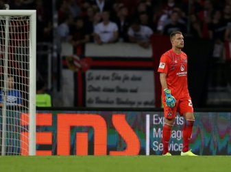 Christian Mathenia sah nach einem Foul die Rote Karte