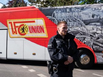 Die Berliner Polizei löste vor dem Heimspiel des 1. FC Union gegen den FC Bayern München eine kleinere Menschenansammlung auf. Foto: Christophe Gateau/dpa Die Berliner Polizei löste vor dem Heimspiel des 1. FC Union gegen den FC Bayern München eine kleinere Menschenansammlung auf. Foto: Christophe Gateau/dpa