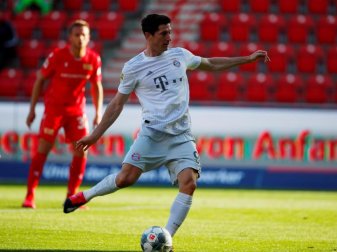 Robert Lewandowski traf vom Elfmeterpunkt zum 1:0. Foto: Hannibal Hanschke/Reuters-Pool/dpa Robert Lewandowski traf vom Elfmeterpunkt zum 1:0. Foto: Hannibal Hanschke/Reuters-Pool/dpa