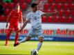 Robert Lewandowski traf vom Elfmeterpunkt zum 1:0. Foto: Hannibal Hanschke/Reuters-Pool/dpa
