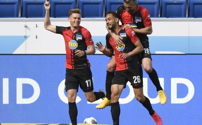 Die Spieler von Hertha BSC hatten beim Torjubel Körperkontakt. Foto: Thomas Kienzle/AFP/POOL/dpa