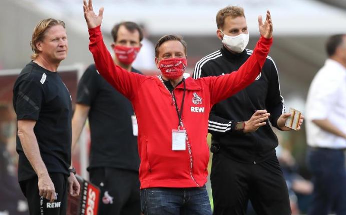 Kölns Sportdirektor Horst Heldt regt sich über die Mainzer Auswechselungen auf. Foto: Lars Baron/Getty/Pool/dpa
