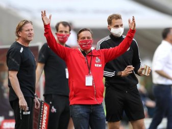 Kölns Sportdirektor Horst Heldt regt sich über die Mainzer Auswechselungen auf. Foto: Lars Baron/Getty/Pool/dpa Kölns Sportdirektor Horst Heldt regt sich über die Mainzer Auswechselungen auf. Foto: Lars Baron/Getty/Pool/dpa