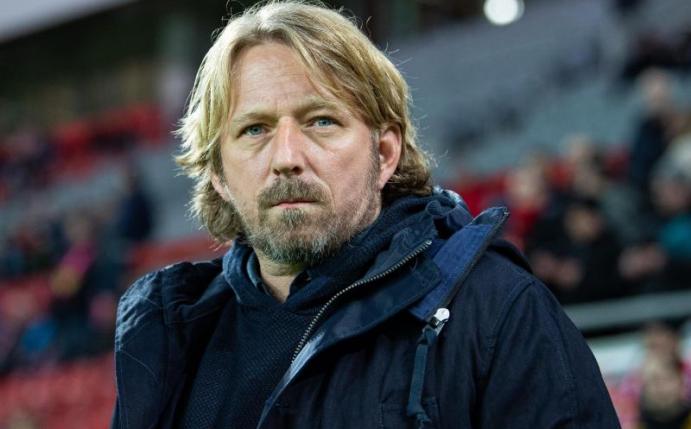 Stuttgarts Sportdirektor Sven Mislintat war mit der Schiedsrichter-Entscheidung nicht einverstanden. Foto: Guido Kirchner/dpa