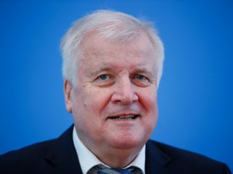 Lobt den Neustart der Bundesliga: Horst Seehofer Lobt den Neustart der Bundesliga: Horst Seehofer