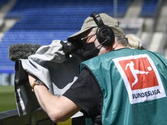 Das Spiel Werder Bremen gegen Bayer Leverkusen wird auch bei Amazon live übertragen. Foto: Thomas Kienzle/AFP/POOL/dpa Das Spiel Werder Bremen gegen Bayer Leverkusen wird auch bei Amazon live übertragen. Foto: Thomas Kienzle/AFP/POOL/dpa