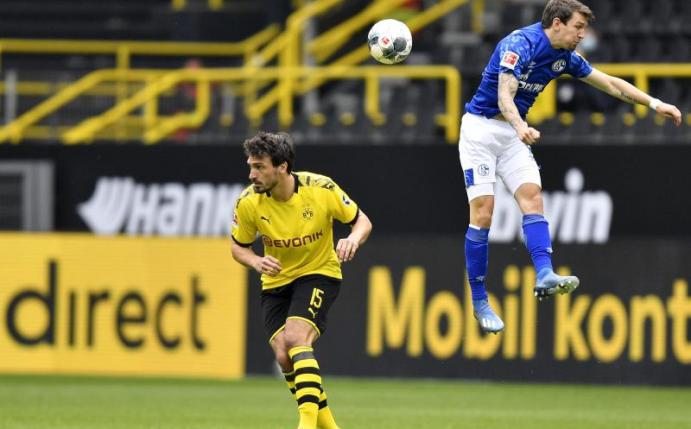 Siegte im Geisterspiel-Derby souverän gegen Schalke: BVB-Verteidiger Mats Hummels (l). Foto: Martin Meissner/AP-Pool/dpa