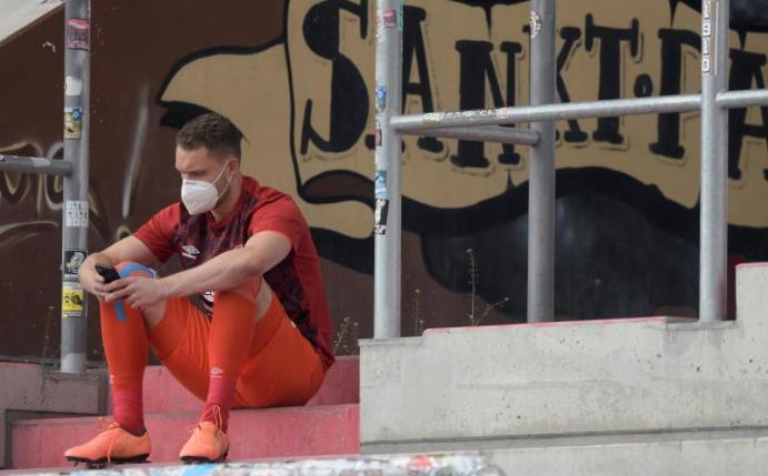 Nürnbergs Torwart Christian Mathenia hatte in der Partie beim FC St. Pauli wegen einer Notbremse die Rote Karte gesehen. Foto: Axel Heimken/dpa - Pool/dpa
