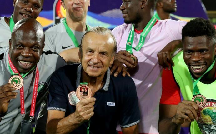 Gernot Rohr (M.) bleibt Trainer der "Super Eagles"