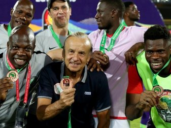 Gernot Rohr (M.) bleibt Trainer der "Super Eagles" Gernot Rohr (M.) bleibt Trainer der "Super Eagles"