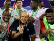 Gernot Rohr (M.) bleibt Trainer der "Super Eagles"