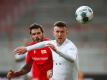 Bayern Münchens Ivan Perisic (r) im Zweikampf mit Unions Christopher Trimmel. Foto: Hannibal Hanschke/Reuters-Pool/dpa