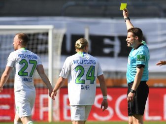 Für Bundesliga-Schiedsrichter Felix Brych (r) war der Umgang mit Spielern und Schiedsrichtern «angenehmer als vor der Pause». Foto: Tobias Hase/dpa - Pool/dpa Für Bundesliga-Schiedsrichter Felix Brych (r) war der Umgang mit Spielern und Schiedsrichtern «angenehmer als vor der Pause». Foto: Tobias Hase/dpa - Pool/dpa