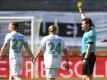Für Bundesliga-Schiedsrichter Felix Brych (r) war der Umgang mit Spielern und Schiedsrichtern «angenehmer als vor der Pause». Foto: Tobias Hase/dpa - Pool/dpa