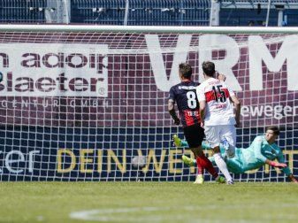 Der VfB Stuttgart hatte durch einen späten Elfmetertreffer beim SV Wehen Wiesbaden verloren. Foto: Uwe Anspach/dpa