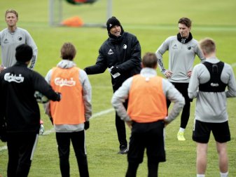 Trainer Staale Solbakken (M) bereitet das Team des FC Kopenhagen auf die Wiederaufnahme des Spielbetriebs vor. Foto: Tariq Mikkel Khan/Ritzau Scanpix/AP/dpa