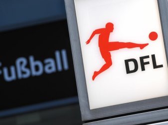 Die Deutsche Fußball Liga und die Clubs müssen eine Lösung für einen möglichen Abbruch finden. Foto: Arne Dedert/dpa