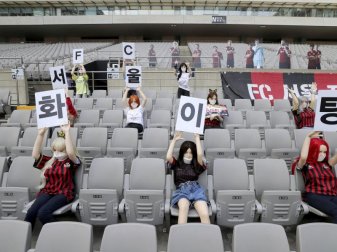 Der FC Seoul muss für die Platzierung von Sexpuppen als Zuschauerattrappen eine hohe Geldstrafe zahlen. Foto: Ryu Young-Suk/YONHAP via AP/dpa Der FC Seoul muss für die Platzierung von Sexpuppen als Zuschauerattrappen eine hohe Geldstrafe zahlen. Foto: Ryu Young-Suk/YONHAP via AP/dpa