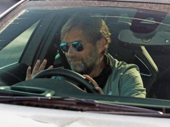 Auf dem Weg zurück zum Mannschaftstraining: Liverpool-Coach Jürgen Klopp. Foto: Peter Byrne/PA Wire/dpa