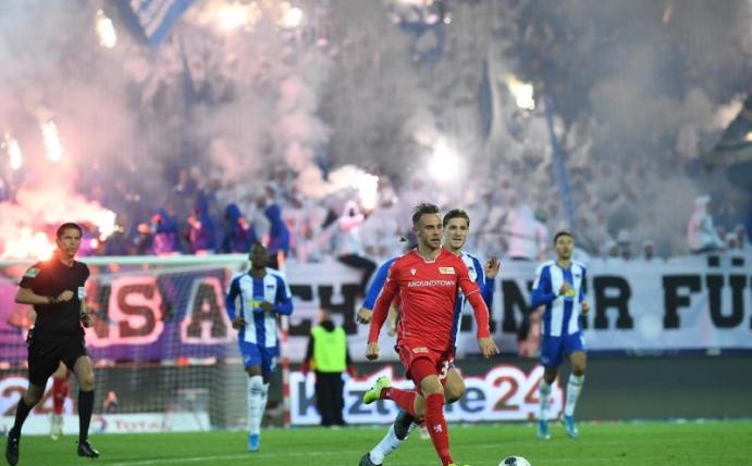 Das Hinspiel zwischen Union und Hertha wurde von reichlich Pyrotechnik begleitet. Foto: Britta Pedersen/dpa-Zentralbild/dpa