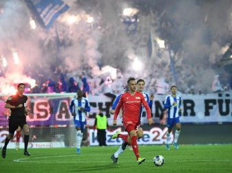 Das Hinspiel zwischen Union und Hertha wurde von reichlich Pyrotechnik begleitet. Foto: Britta Pedersen/dpa-Zentralbild/dpa Das Hinspiel zwischen Union und Hertha wurde von reichlich Pyrotechnik begleitet. Foto: Britta Pedersen/dpa-Zentralbild/dpa