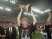 Ingo Anderbrügge stemmt den UEFA-Pokal in die Höhe