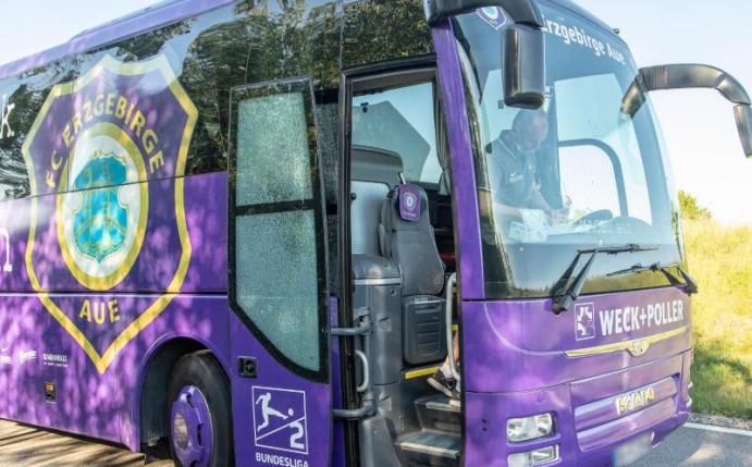 Demoliert: Der Aue-Mannschaftsbus nach dem Unfall auf dem Weg nach Nürnberg. Foto: Andre März/dpa-Zentralbild/dpa