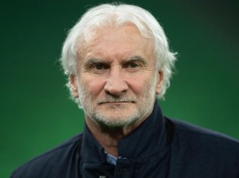Hofft, dass die Geisterspiele bald Geschichte sind: Leverkusen-Sportdirektor Rudi Völler. Foto: Marius Becker/dpa Hofft, dass die Geisterspiele bald Geschichte sind: Leverkusen-Sportdirektor Rudi Völler. Foto: Marius Becker/dpa
