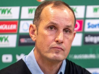Steht mit etwas Verzug vor seinem Pflichtspieldebüt als Augsburg-Coach: Heiko Herrlich. Foto: Stefan Puchner/dpa Steht mit etwas Verzug vor seinem Pflichtspieldebüt als Augsburg-Coach: Heiko Herrlich. Foto: Stefan Puchner/dpa