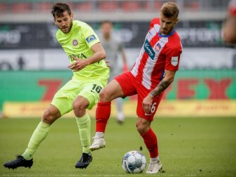 Der Heidenheimer Niklas Dorsch (r) im Zweikampf mit Niklas Dams. Foto: Ronald Wittek/epa/Pool/dpa Der Heidenheimer Niklas Dorsch (r) im Zweikampf mit Niklas Dams. Foto: Ronald Wittek/epa/Pool/dpa