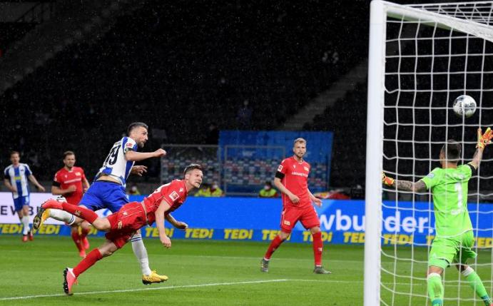 Herthas Sturm-Routinier Vedad Ibisevic (l) erzielte per Kopf das Tor zum 1:0. Foto: Stuart Franklin/Getty Images Europe/Pool/dpa