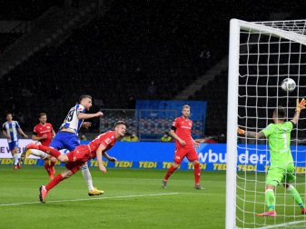 Herthas Sturm-Routinier Vedad Ibisevic (l) erzielte per Kopf das Tor zum 1:0. Foto: Stuart Franklin/Getty Images Europe/Pool/dpa Herthas Sturm-Routinier Vedad Ibisevic (l) erzielte per Kopf das Tor zum 1:0. Foto: Stuart Franklin/Getty Images Europe/Pool/dpa